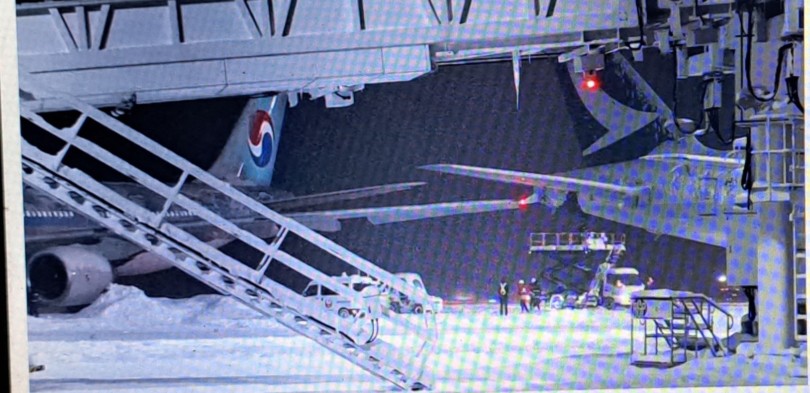 Avión con 289 pasajeros a punto de despegar impactó un ala contra una aeronave estacionada