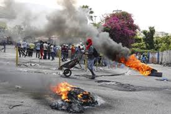 Grupos armados atacan estaciones de policía en Haití