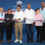 Gobierno entrega play de béisbol a la comunidad de Salinas de Puerto Hermoso, en Baní
