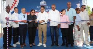 Gobierno entrega play de béisbol a la comunidad de Salinas de Puerto Hermoso, en Baní