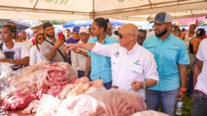 Inespre da inicio en Los Frailes al programa Grandes Ferias de Productores, como parte de la Brisita Navideña