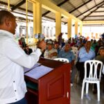 Productores de Yamasá socializan necesidades con autoridades del Gobierno