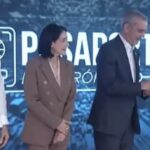 Presidente Abinader recibe el primer pasaporte electrónico «ordinario» dominicano