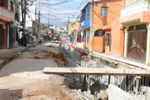 Moradores de Maquiteria denuncian lentitud en trabajos de drenaje y riesgos en la vía