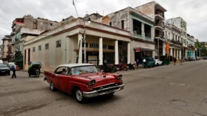 Cuba empieza a cerrar hoteles y reubicar turistas ante el desabastecimiento de combustible