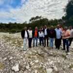 Alcalde y comunidades piden a Abinader intervenir ante carretera en construcción dentro del cauce de un río en San Cristóbal