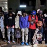 Interceptan tres vehículos con 23 nacionales haitianos en condición migratoria irregular en Constanza