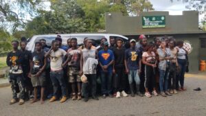 Ejército intercepta minibús con 35 haitianos indocumentados en Montecristi