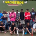 Ejército intercepta dos vehículos con 26 nacionales haitianos en condición migratoria irregular en Valverde