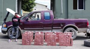 Ocupan contrabando de 94,000 cigarrillos oculto en una camioneta interceptada por el Ejército en Dajabón