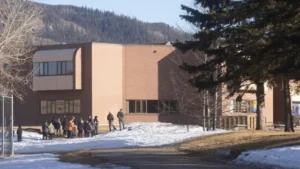 Unos 10 muertos deja un tiroteo en escuela en Canadá, autor tragedia se habría quitado la vida