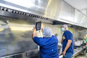 INABIE refuerza transparencia en licitaciones del almuerzo escolar con uso de equipos tecnológicos