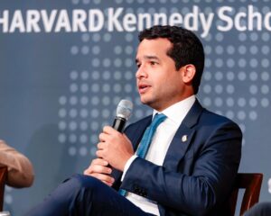 Omar Fernández continúa su agenda internacional; expone en Harvard sobre desafíos de RD