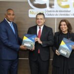 Senador Julito Fulcar entrega ejemplar Plan Estratégico de Desarrollo Sostenible de Peravia a jueces de la JCE