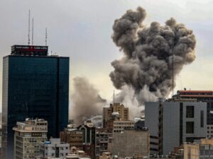 Ataque con drones causa incendio en la Embajada de EE.UU. en la capital de Arabia Saudita