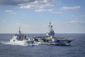 Francia moviliza cazas en Golfo y medios navales Mediterráneo