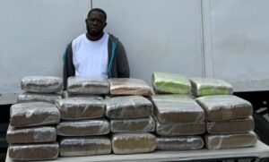 Ejército detiene hombre con 35 pacas de presunta marihuana ocultas en camión en San Juan de la Maguana