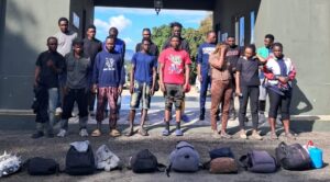 Ejército detiene a 16 migrantes haitianos indocumentados localizados con drones en Loma de Cabrera