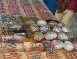Policía y Ministerio Público arrestan a cuatro personas y ocupan arma, drogas y dinero en Barahona