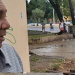 Denuncian deterioro de calle y aguas negras en acceso al hospital Doctor Félix María Goico en Villa Consuelo