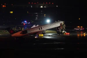 Dos pilotos fallecen en violento choque entre avión y camión de bomberos en Nueva York
