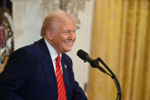 China podría ser multada con aranceles de 50% si ayuda a Irán, amenaza Trump