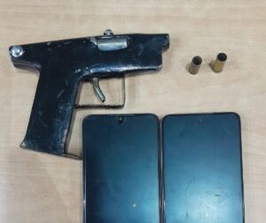 Policía detiene y remite a las autoridades pertinentes a adolescente sorprendida en posesión de drogas y arma de fabricación artesanal en San Juan