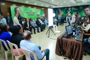 Dirigentes de Fuerza del Pueblo acuden al proceso de cedulación