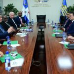 Leonel Fernández recibe comisión del Gobierno dominicano