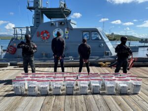 Atrapan a dos hombres en lancha con 151 paquetes se supone Cocaína