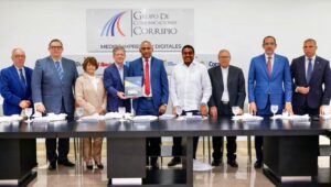 Julito Fulcar presenta el Plan Estratégico Peravia 2025-2055 durante almuerzo con Grupo de Comunicaciones Corripio.