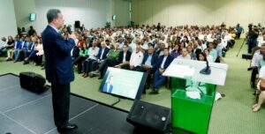 Leonel Fernández encabeza asambleas regionales de la Dirección Central de FP en San Cristóbal y Santiago