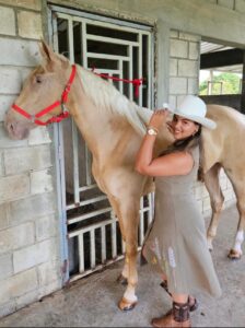 Joven promesa de Higüey, Maryangelly Rodríguez, deslumbra junto a Christian Nodal en Altos de Chavón
