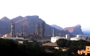 La OPEP+ aprueba una aumento de la oferta de crudo en mayo, pese a la guerra