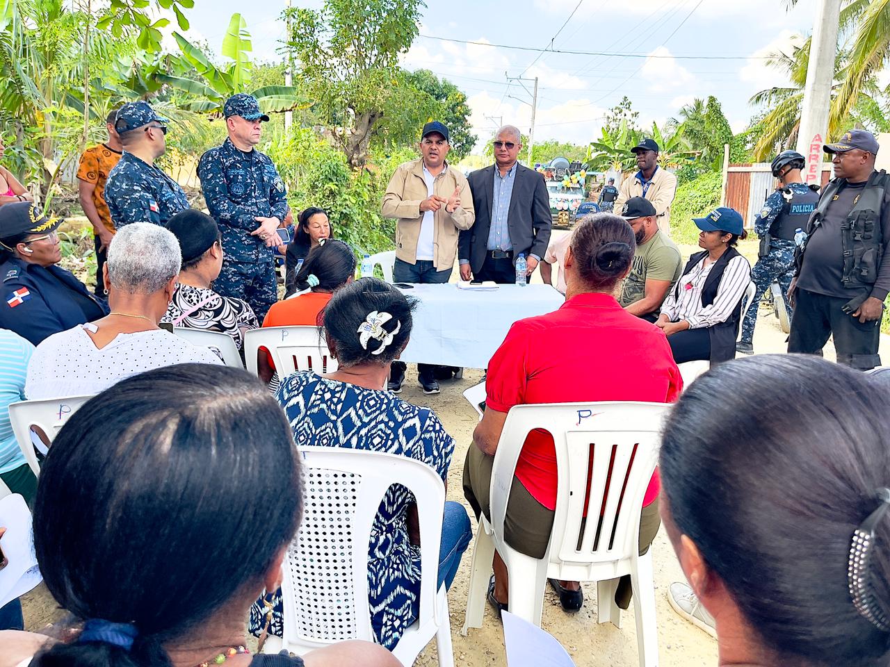 Fiscalía de Santo Domingo Oeste imparte charla en Villa Paraíso