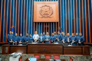 Oficiales de la Fuerza Aérea distinguen a Ricardo de los Santos por su compromiso con excelencia académica