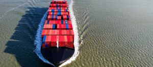 Irán autoriza paso a buques con ayuda humanitaria y productos esenciales por el Estrecho