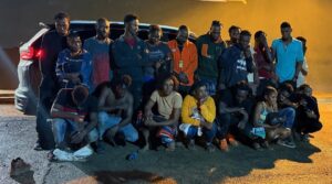 Ejército detiene a 23 indocumentados tras abandono de jeepeta en Valverde