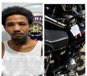Policía apresa a “Jenki” y recupera motocicleta reportada como robada en Ensanche Ozama