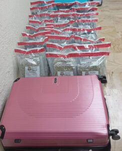Incautan dos maletas con presunta Marihuana, en Punta Cana