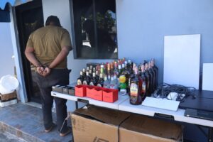 Policía Nacional y Ministerio Público apresan hombre acusado de estafa electrónica mediante internet satelital en SDO