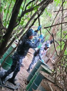 Policía desmantela mega laboratorio clandestino de alcohol adulterado en Bahoruco