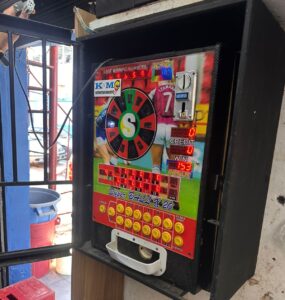 Policía ocupa máquinas tragamonedas y equipos de juegos de azar en operativos en SDE