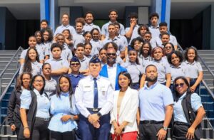 Director de la Policía Nacional recibe estudiantes del Colegio Andrés Bello en jornada educativa y de acercamiento institucional