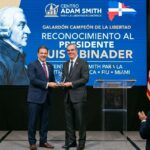Luis Abinader recibió en Miami un reconocimiento del Centro Adam Smith