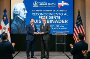 Luis Abinader recibió en Miami un reconocimiento del Centro Adam Smith