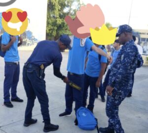 Policía de Baní incauta armas blancas, Vapers y otros objetos cortantes en planteles educativos