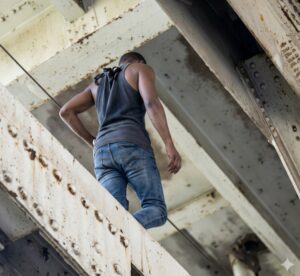 Policía captura hombre tras atrincherarse en el Puente Juan Bosch luego de presunto robo en Maquiteria, SDE