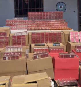 DINTEL de la Policía decomisa en colmado de Los Mina más de 1,000 botellas de alcohol adulterado y 39,400 cigarrillos de contrabando