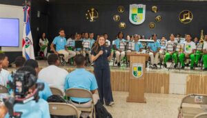 Alcaldesa Carolina Mejía sostiene encuentro con estudiantes de politécnico en Gualey